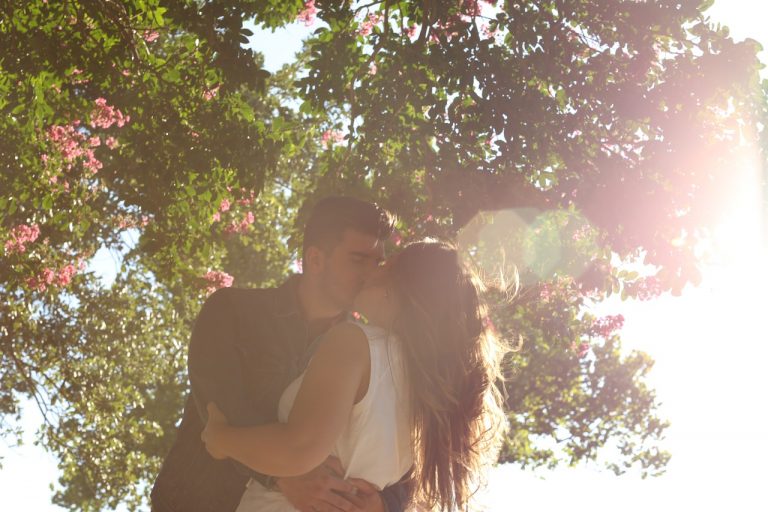 kissing-1149918_1280